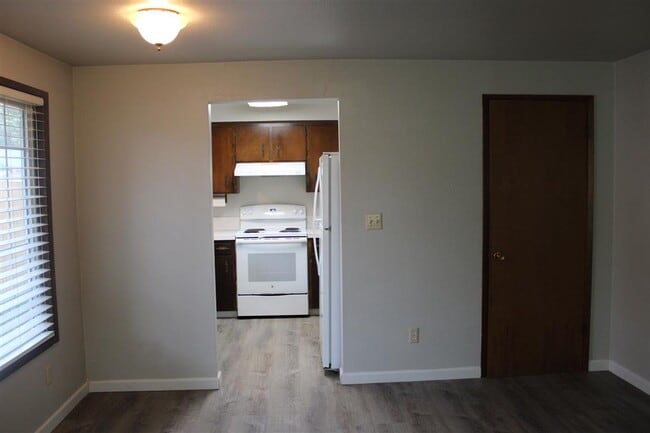 Building Photo - 2 Bedroom, 1 Bathroom Duplex!!!!