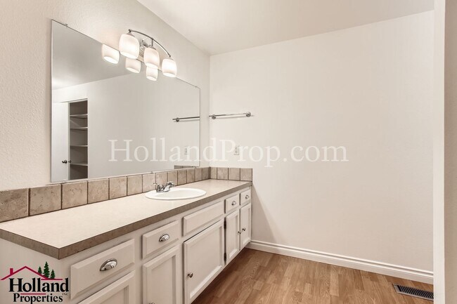 Building Photo - Beautifully Duplex in Desirable Northwest Portland Available For You!