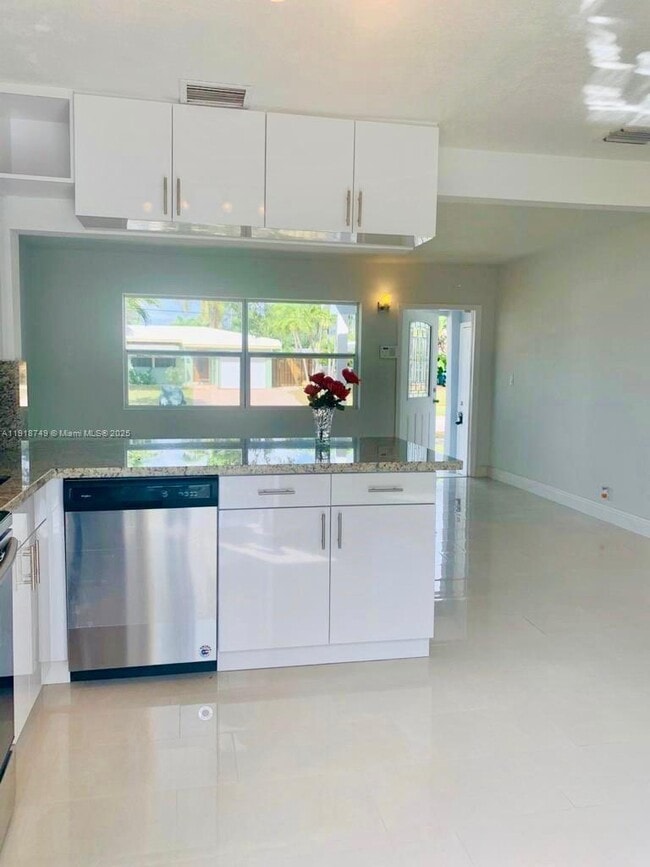 Building Photo - 1810 SW 22nd Ave