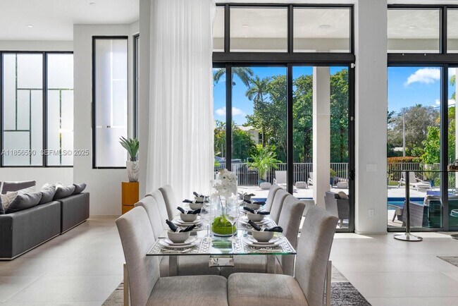 Building Photo - 2700 NE 18th St