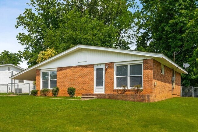 Building Photo - NE – Desirable Neighborhood, Brick Home, W...