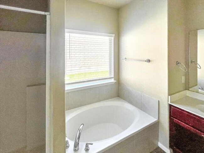 Building Photo - 8729 Heliotrope Ln