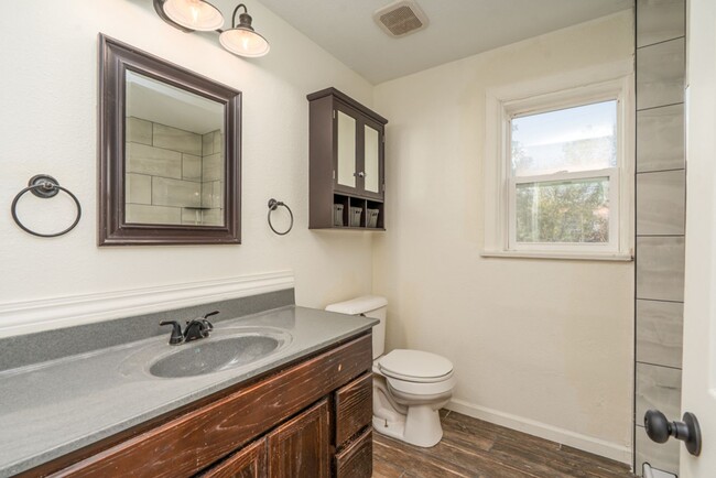 Building Photo - 549 McPhail St