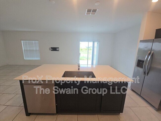 Building Photo - 633 Reggie Rd