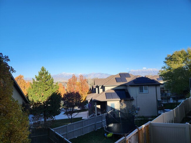 Building Photo - Great 5 Bed 2.5 Bath Home Newly Remodeled