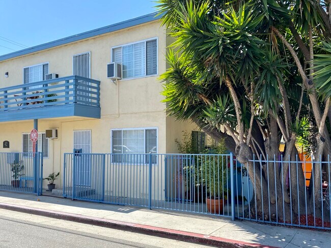 Unit 2 - ground unit next to yard - 42 20th Ave