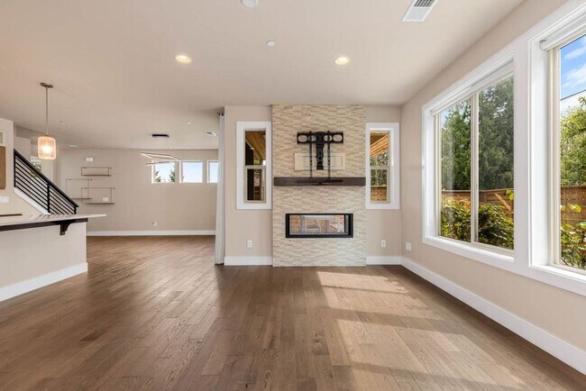 Building Photo - Beautiful Home in Kirkland with 2-Car Garage and Outdoor Patio!
