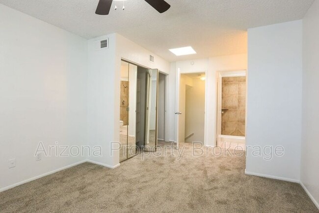 Building Photo - 850 S River Dr