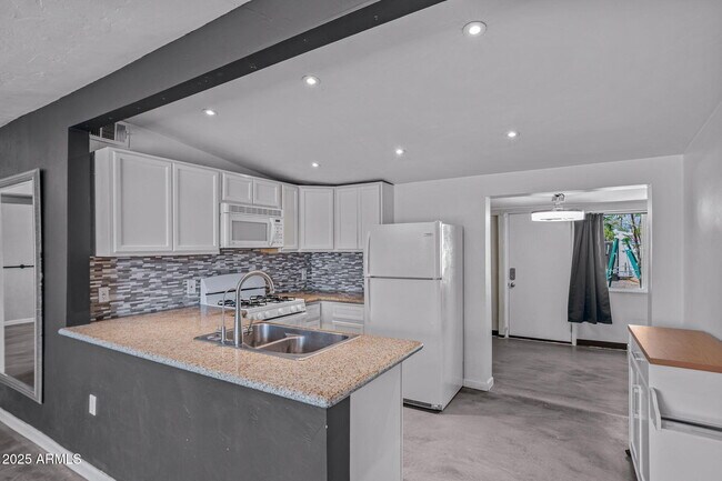 Building Photo - 1120 E Mission Ln