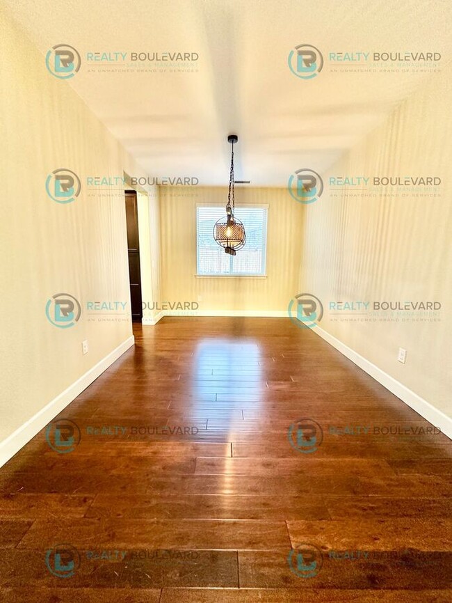 Building Photo - 1/2 Month Free! Spacious 4-Bedroom Gem in ...