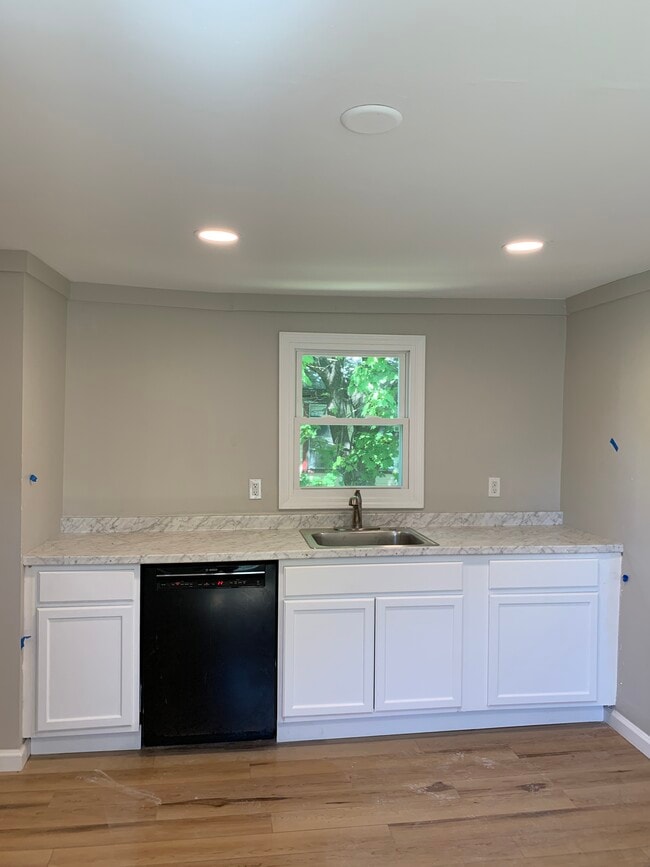 Kitchen - 211 Ulster St