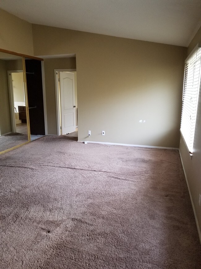 master bedroom with mirrored closet doors - 19945 Eagle Ridge Ln