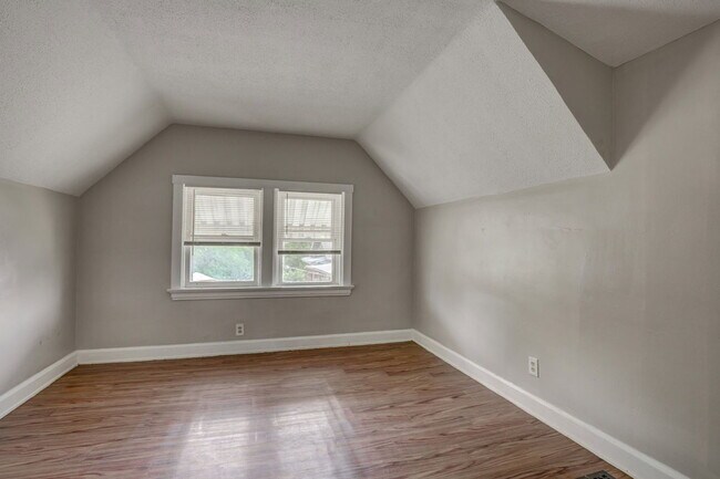 Building Photo - 510 Maple Ave