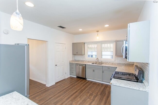 Building Photo - 1710 Pearl Ave