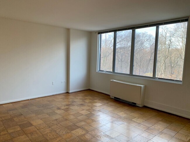 Building Photo - Spectacular Studio in Van Ness East with U...