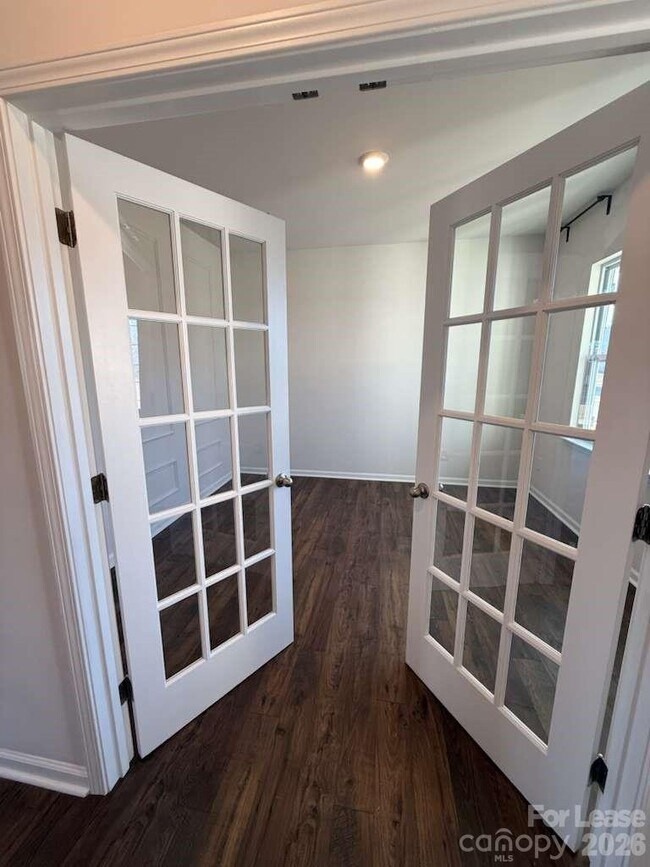 Building Photo - 106 Sierra Rd