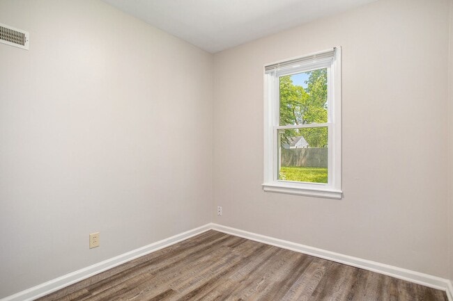 Building Photo - Charming 3-Bed/1-Bath Ranch Style with Garage