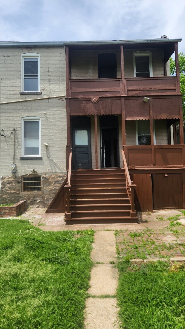 Building Photo - "Spacious 5-Bedroom Gem with 2 Full Baths in St. Louis – Your Ideal Family Home Awaits!"