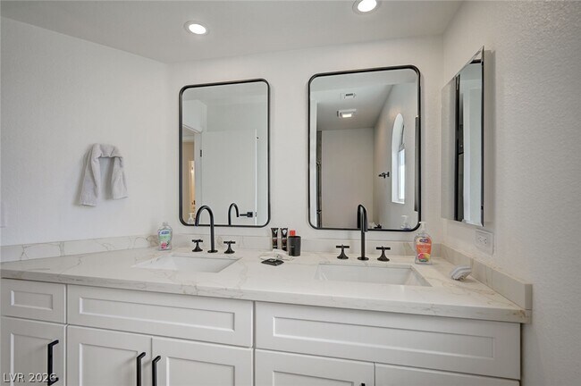 Building Photo - 3200 Ivory Coast Dr