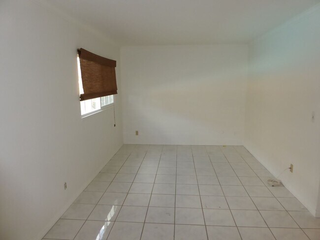 Building Photo - 3 Bedroom Pool Home in Canyon Country!
