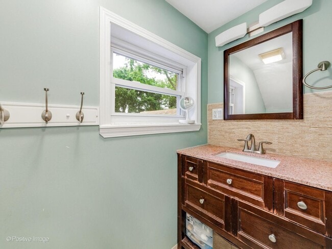 Building Photo - 36 E Touhy Ave