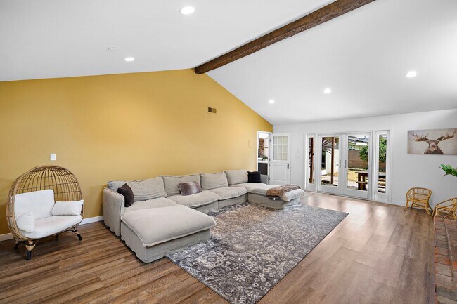 Building Photo - Beautifully Remodeled Rossmoor Home in a P...