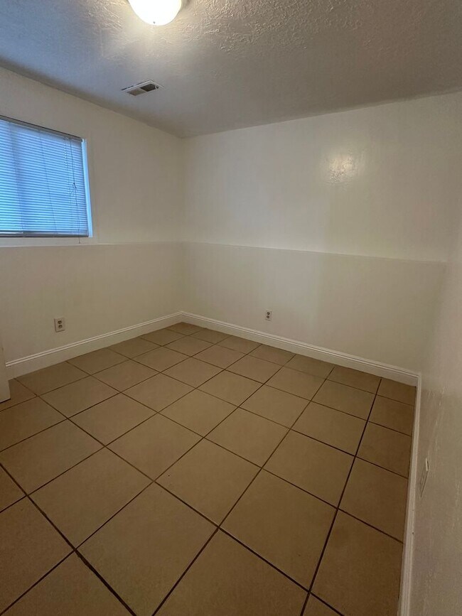 Building Photo - Beautiful 4-Bedroom, 2-Bath Home with Classic Layout and Large Yard