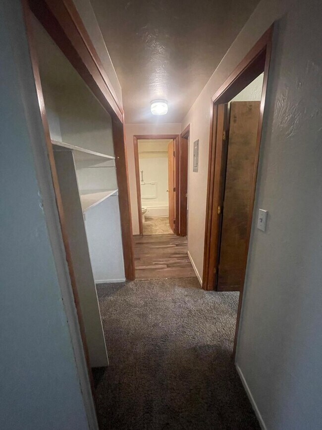Building Photo - Large Two Bedroom Conveniently located Amenities!