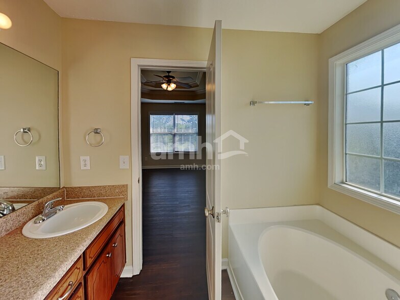 Building Photo - 733 Clear Cir