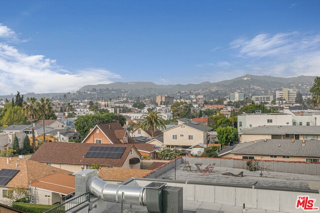 Building Photo - 1111 N Kenmore Ave