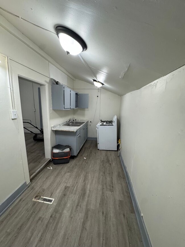 Building Photo - 2 Bed/ 1 Bath Apartment!