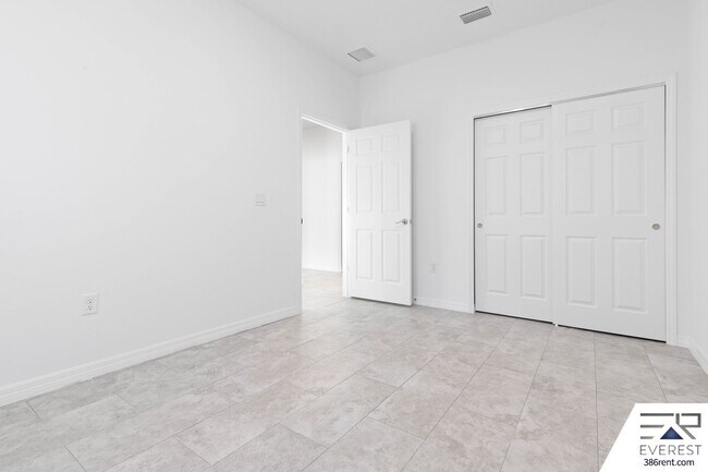 Building Photo - Modern 3-Bed, 2-Bath Townhome with Private Yard & 2-Car Garage