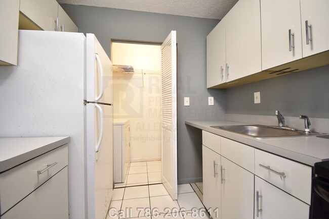 Building Photo - Prime Rental: Spacious 2-Bed, 2-Bath In Carmel Lakes Gated Community