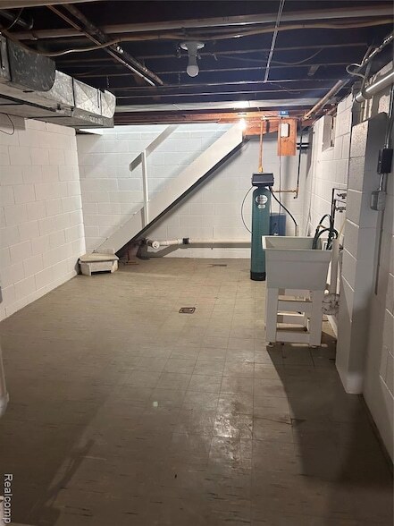 Building Photo - 1136 W Rowland St