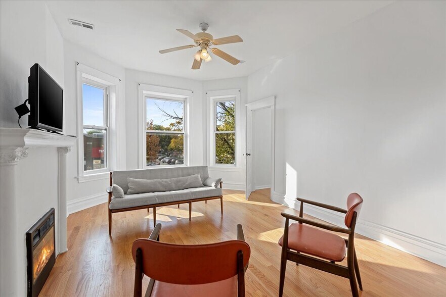 Primary Photo - 3268 W Fullerton Ave