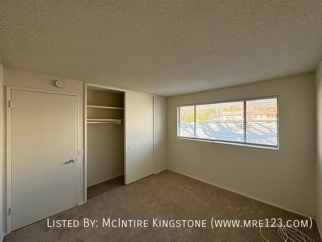 Building Photo - A Beautifully Renovated 2BD 1BA Apartment ...