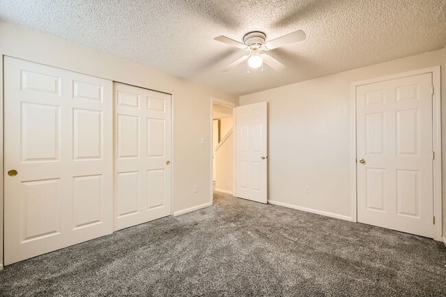 Building Photo - 2 Bedroom, 1 1/2 Half Bath, End Unit Townhome!
