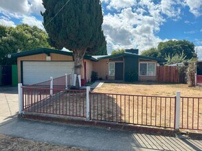 Building Photo - BEAUTIFUL CUL-DE-SAC HOME WITH LARGE PRIVA...