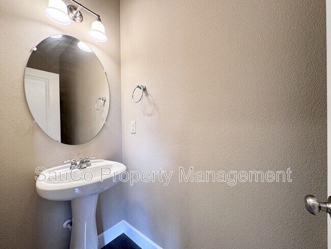 Building Photo - 4017 SE Lone Oak St