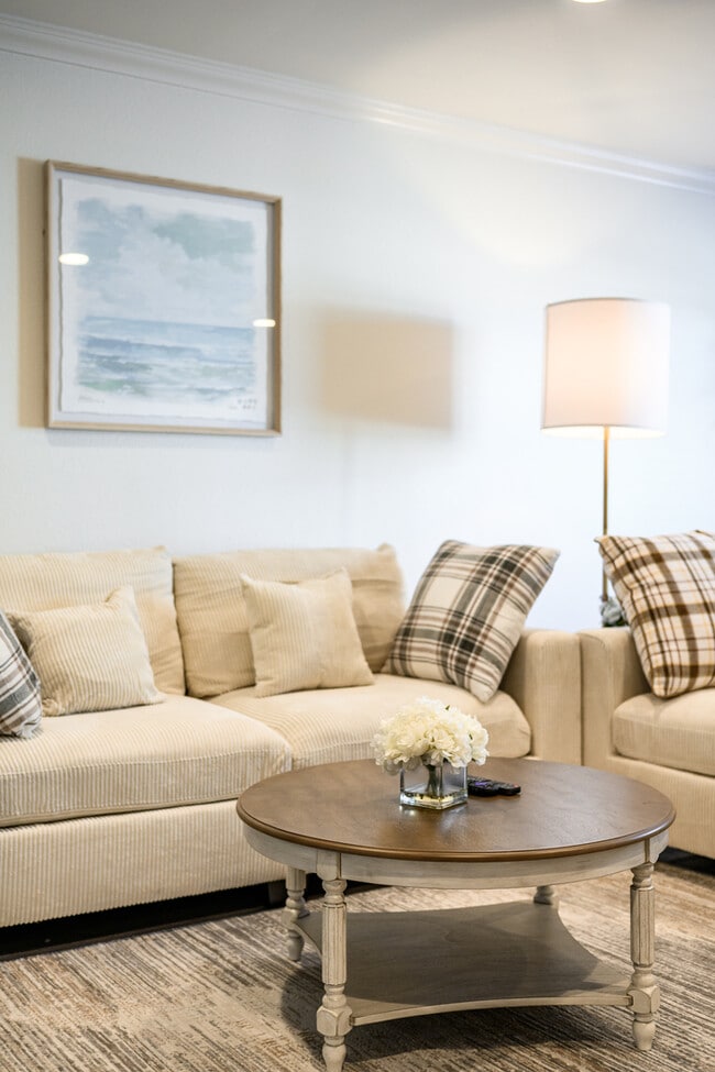 Building Photo - 734 Claraday St