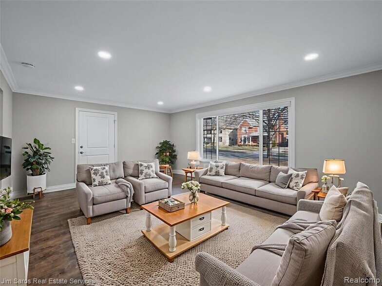 Building Photo - 895 Harcourt Rd