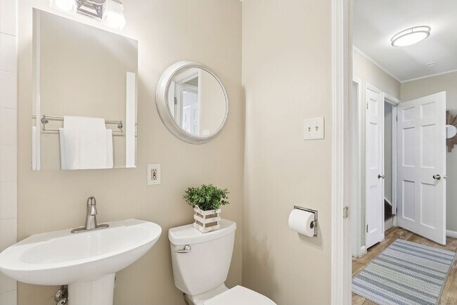 Building Photo - 446 Huntmere Dr