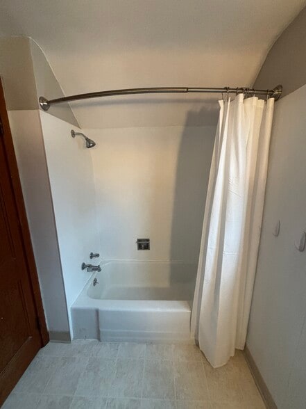 Upper Shower - 817 5th St S