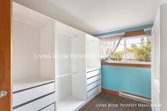 Building Photo - 7061 N. University-