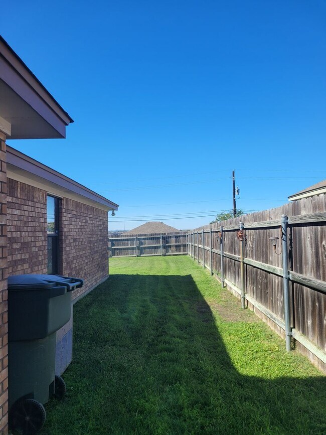Building Photo - 3601 Dustin Ct
