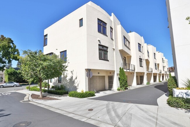 Building Photo - Modern 3-Bedroom Townhome with Rooftop Dec...