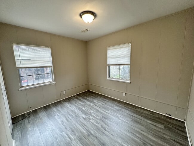 Building Photo - 249 Gloria Rd SW