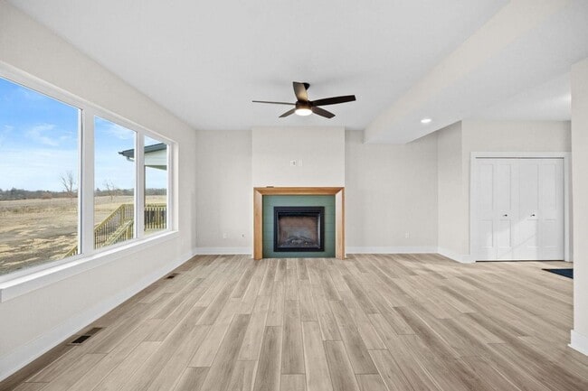 Building Photo - 4 Bedroom Townhome Available February 1st!