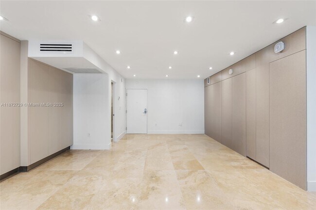 Building Photo - 2301 Collins Ave