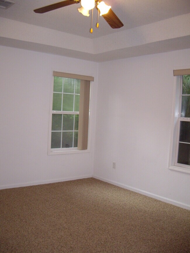 Building Photo - Beautiful 3 Bedroom, 2 Bathroom Home in Un...